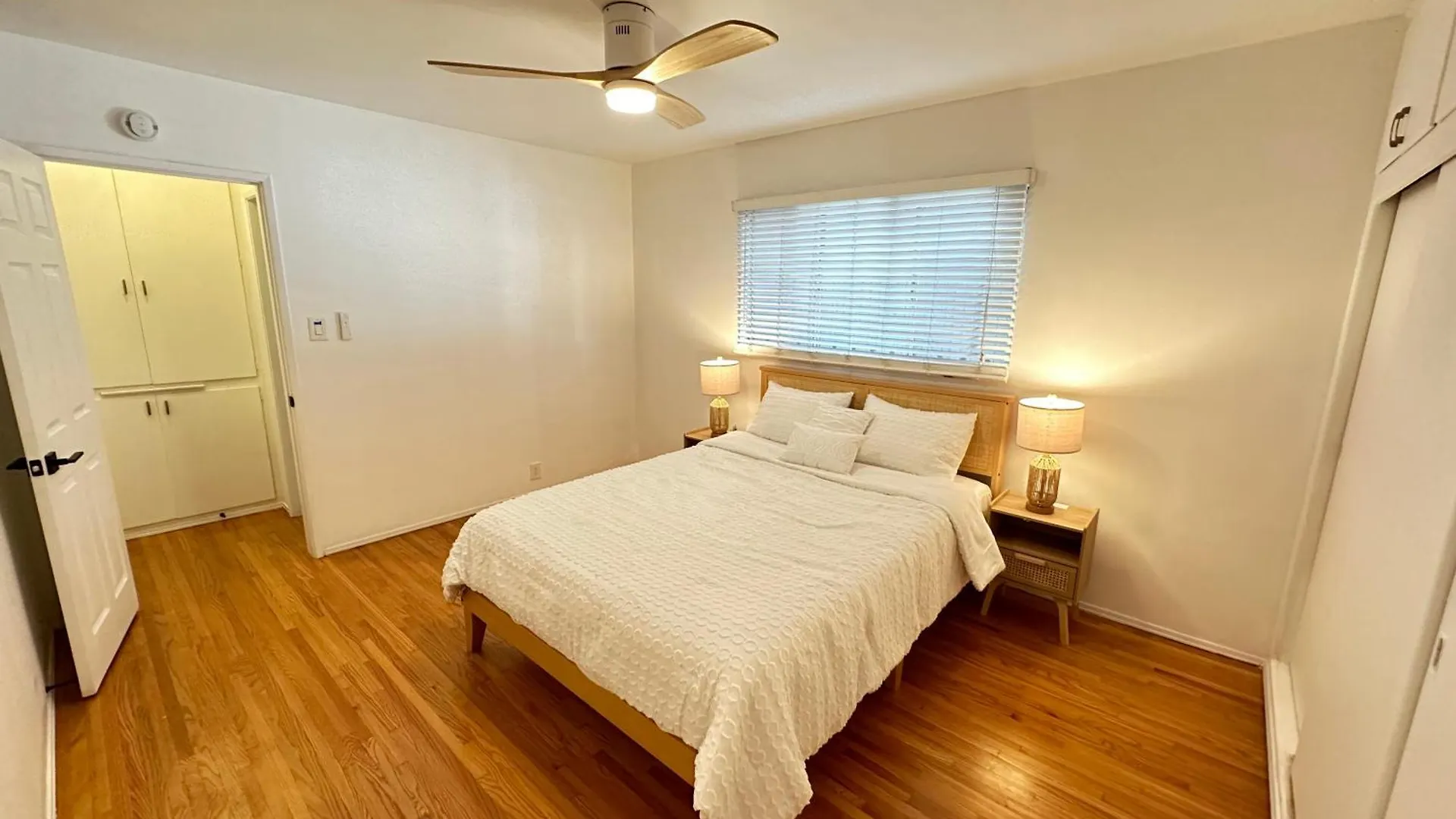 Apartment Boho 1-Bedroom Beach Condo With Mid Size Parking & Laundry Long Beach