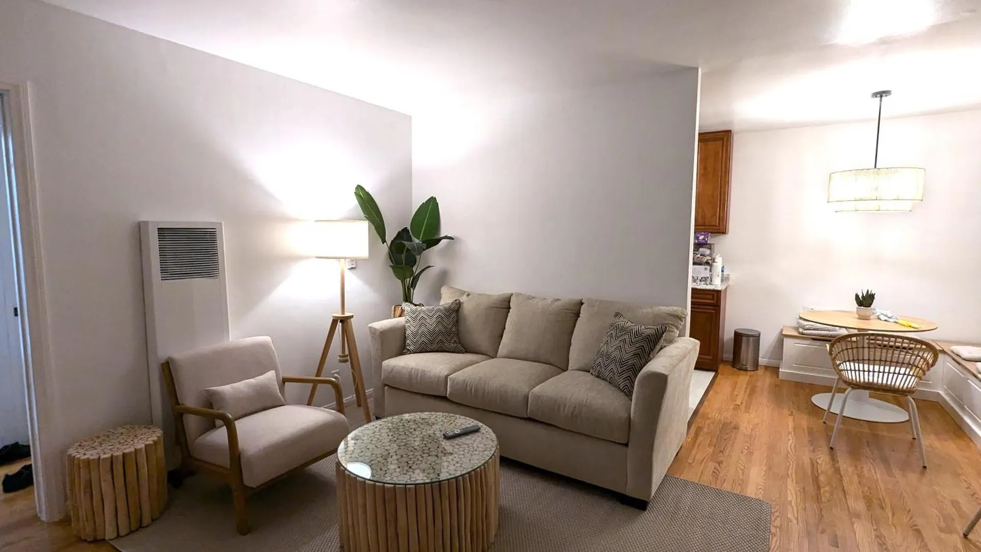 Boho 1-Bedroom Beach Condo With Mid Size Parking & Laundry Long Beach 0*,  United States