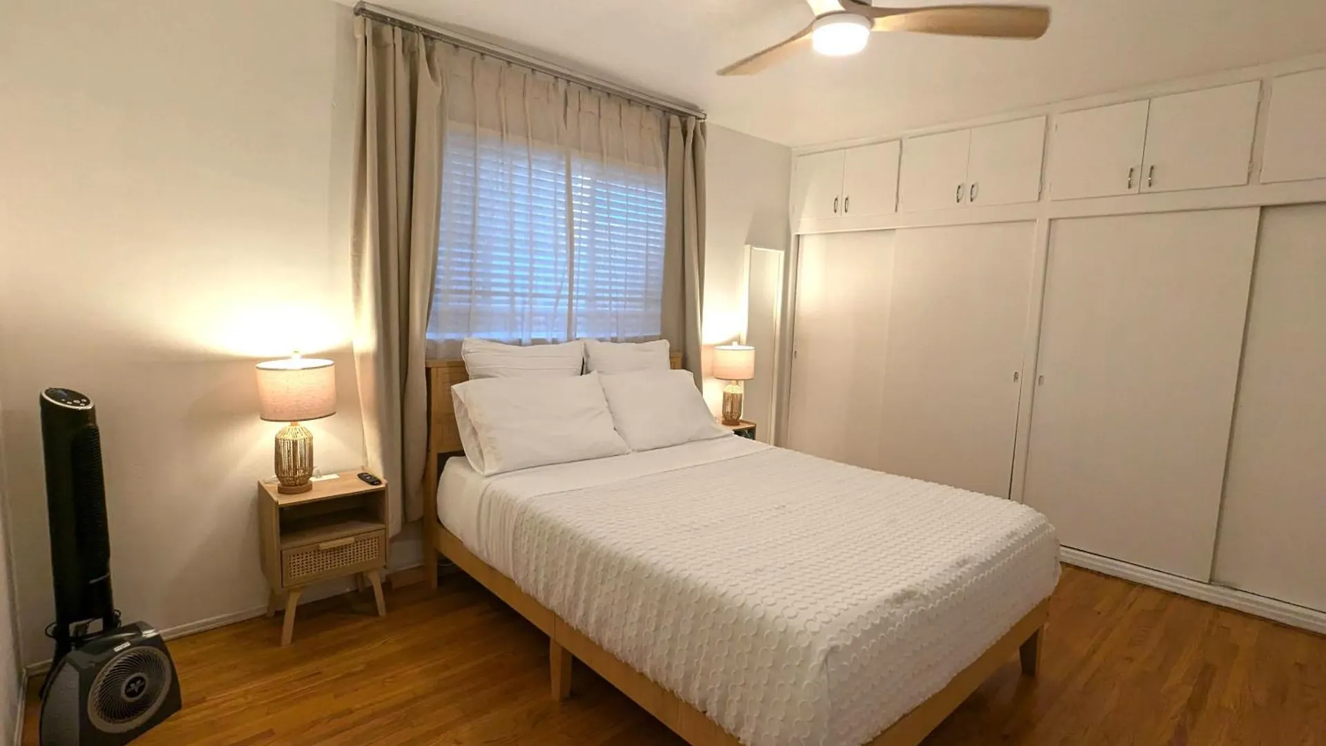 Boho 1-Bedroom Beach Condo With Mid Size Parking & Laundry Long Beach